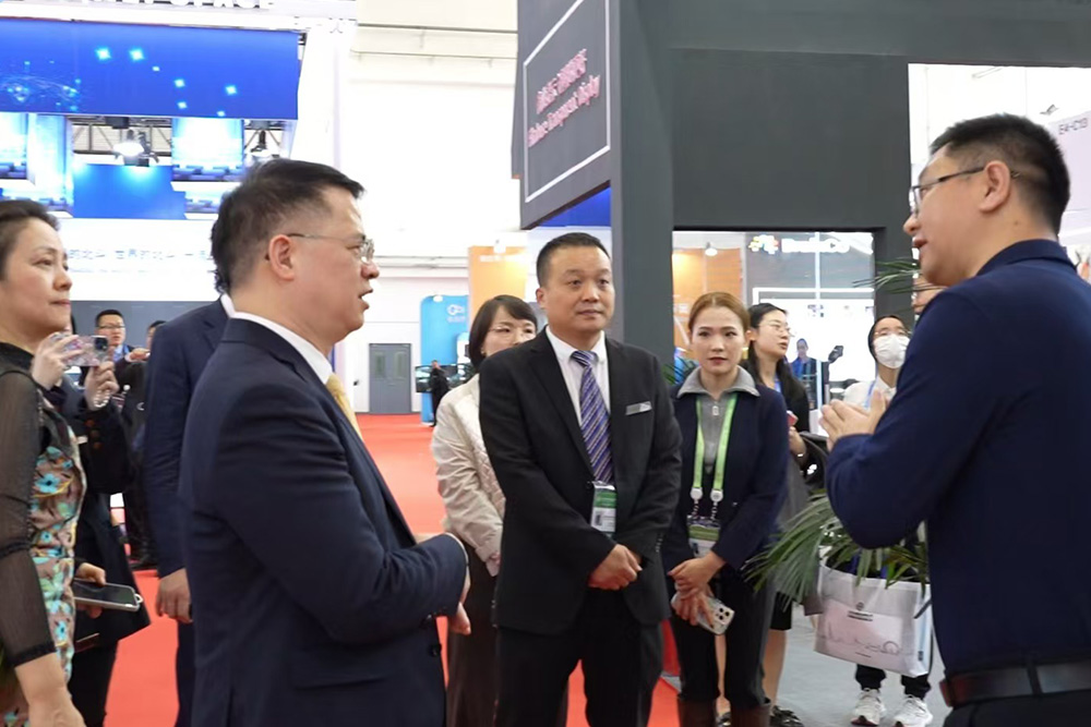 Filmbase was unveiled at Chain Expo, Shenzhen Vice Mayor Luo Huanghao visited the booth to give guidance